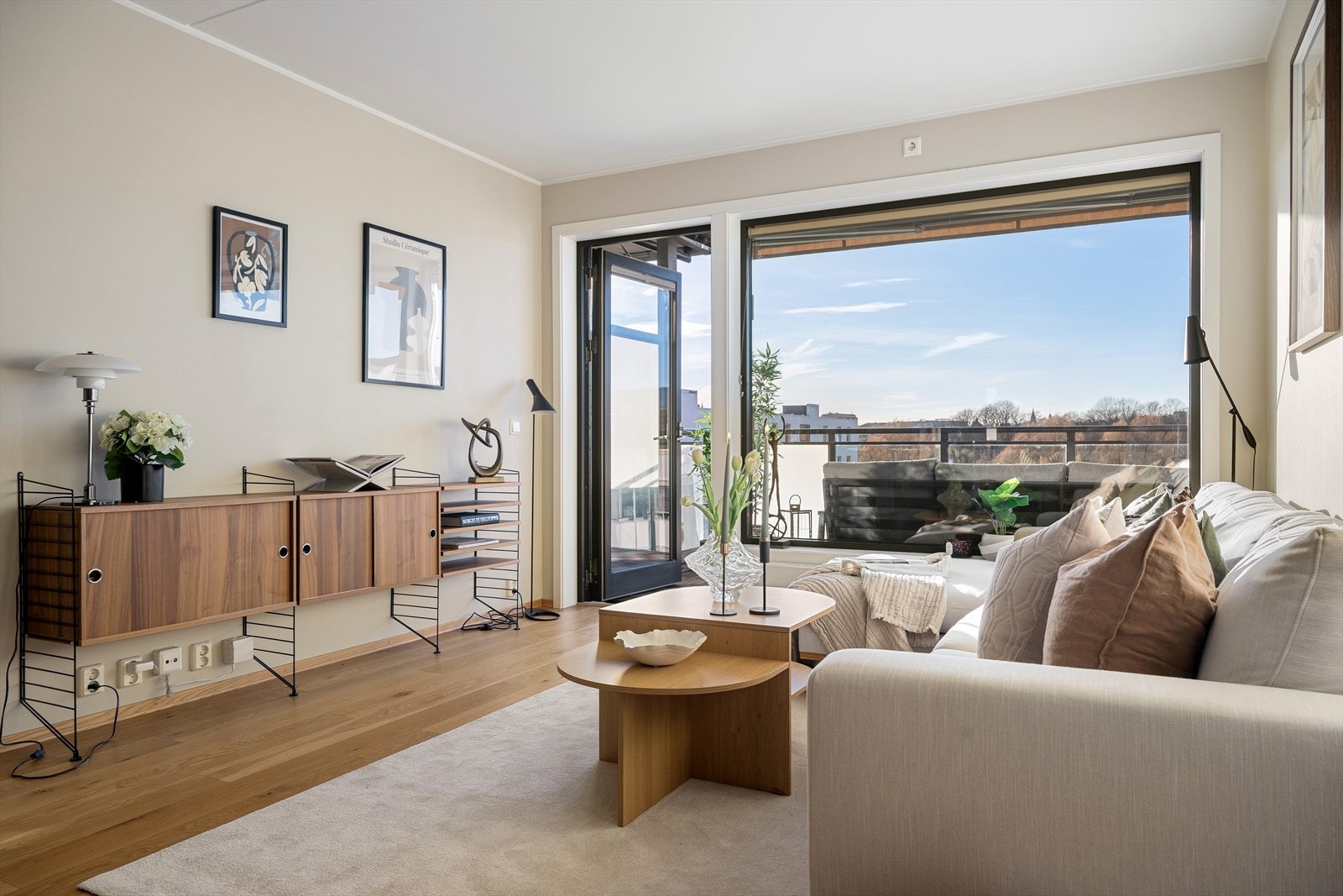 Leiligheten er som skapt for å holde selskap, og her er det bare å glede seg til hyggelige kvelder med venner og familie! Galleribilde