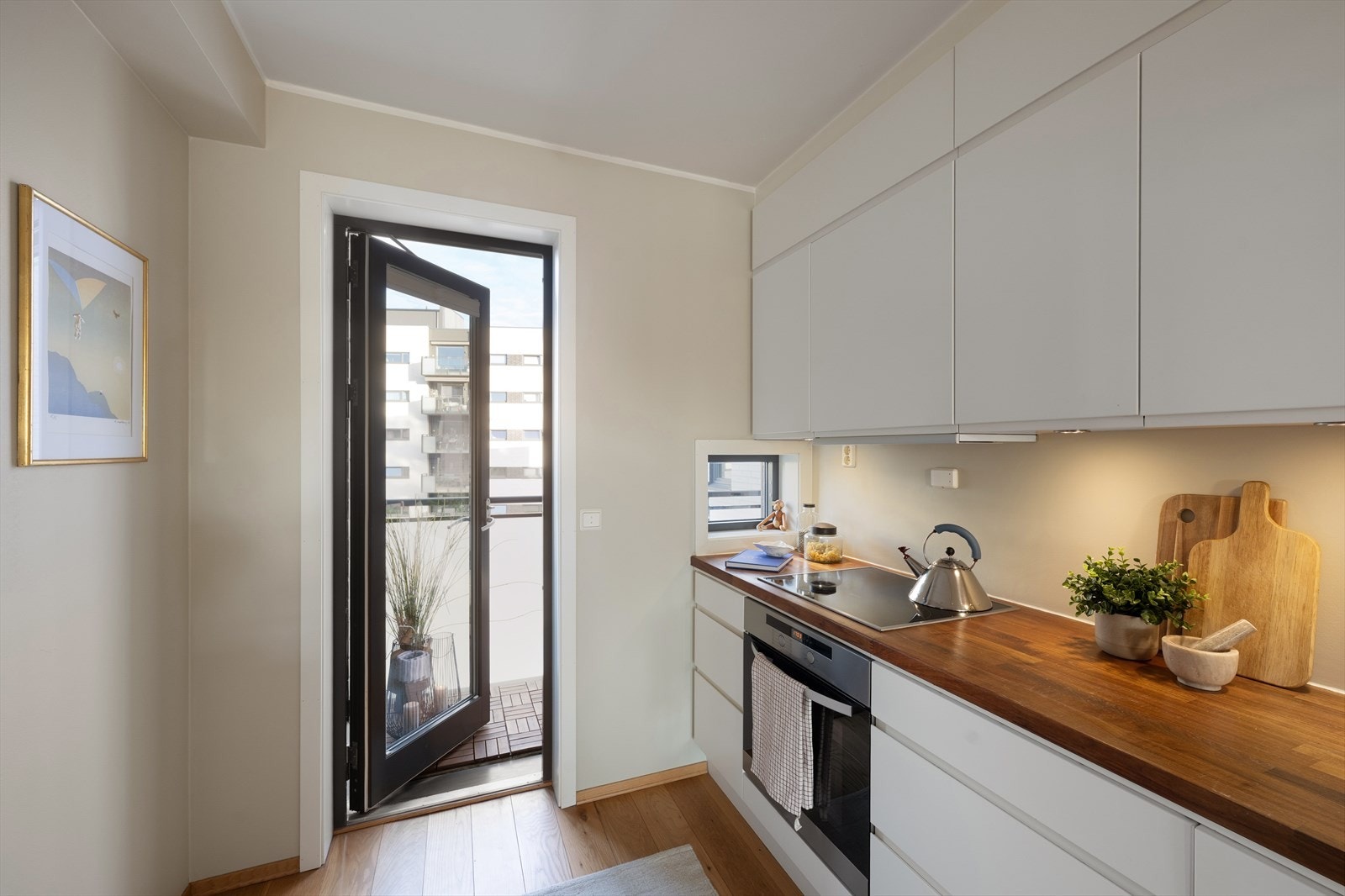 Fra kjøkkenet har man adkomst til leiligheten sin andre balkong Galleribilde