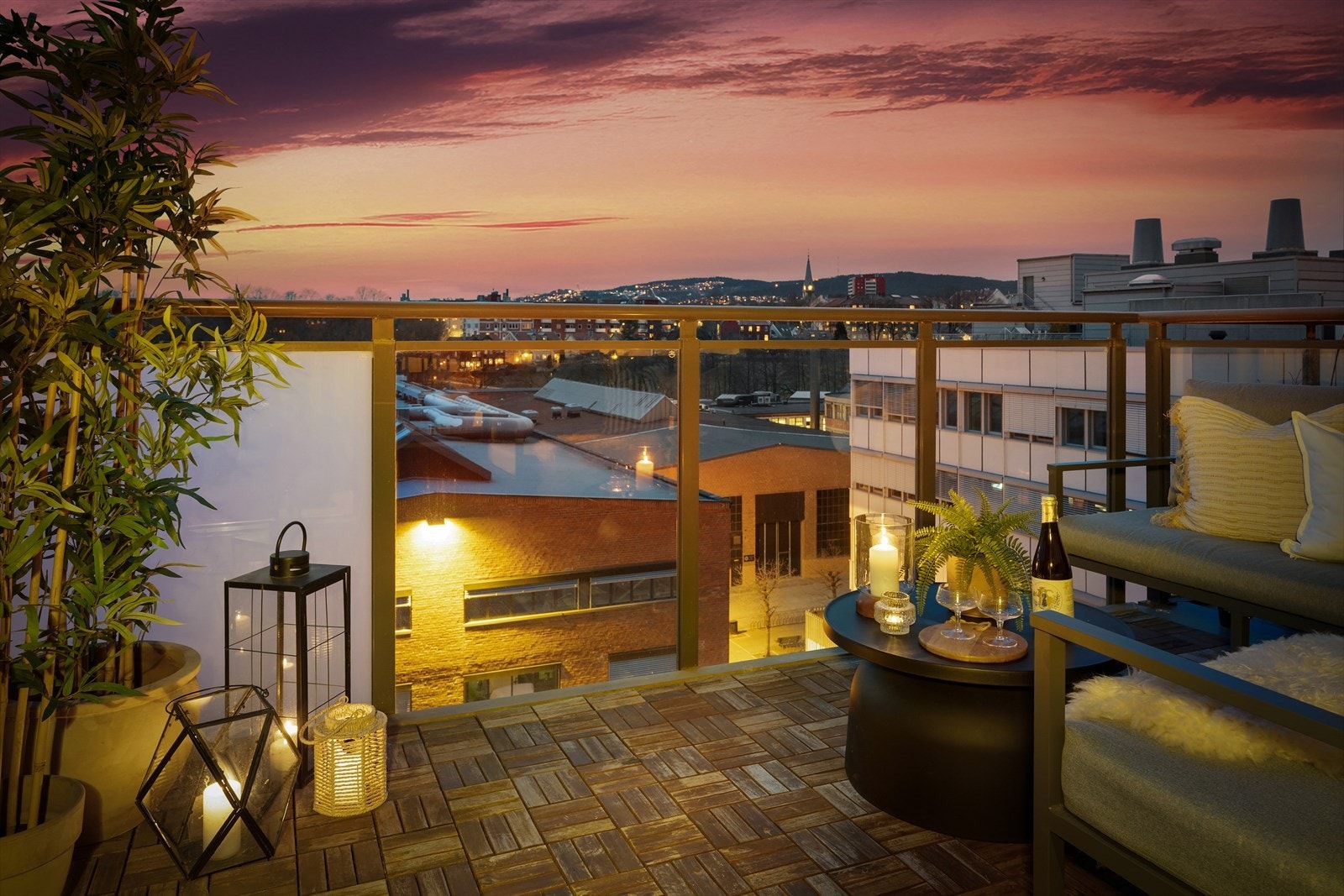 Her kan man nyte milde sommerkvelder i godt selskap, mens dagen sakte glir over i natt Galleribilde