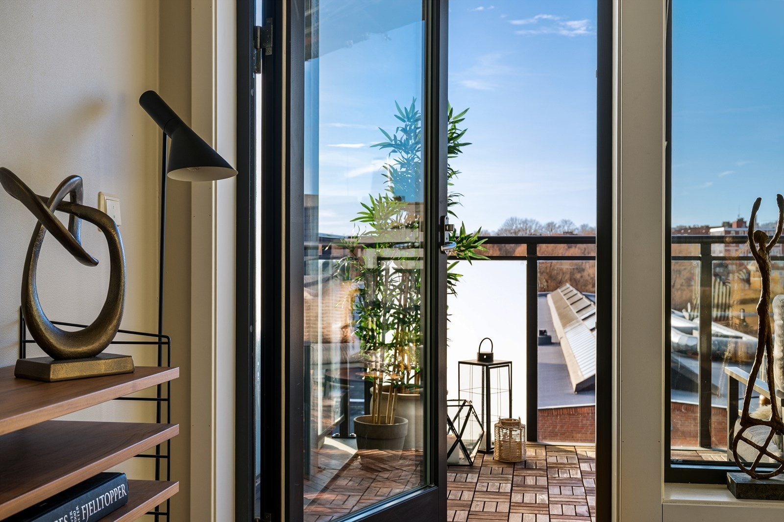 På varme sommerdager glir steget naturlig ut på den solfylte balkongen - oppleves som en forlengelse av stuen Galleribilde