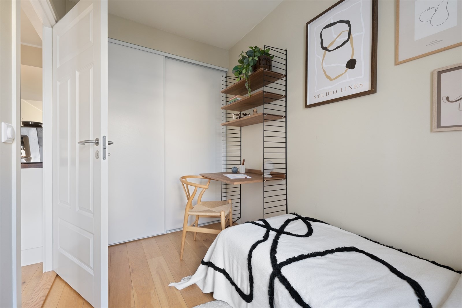 Her har man også god lagringsplass i en integrert skyvedørsgarderobe Galleribilde