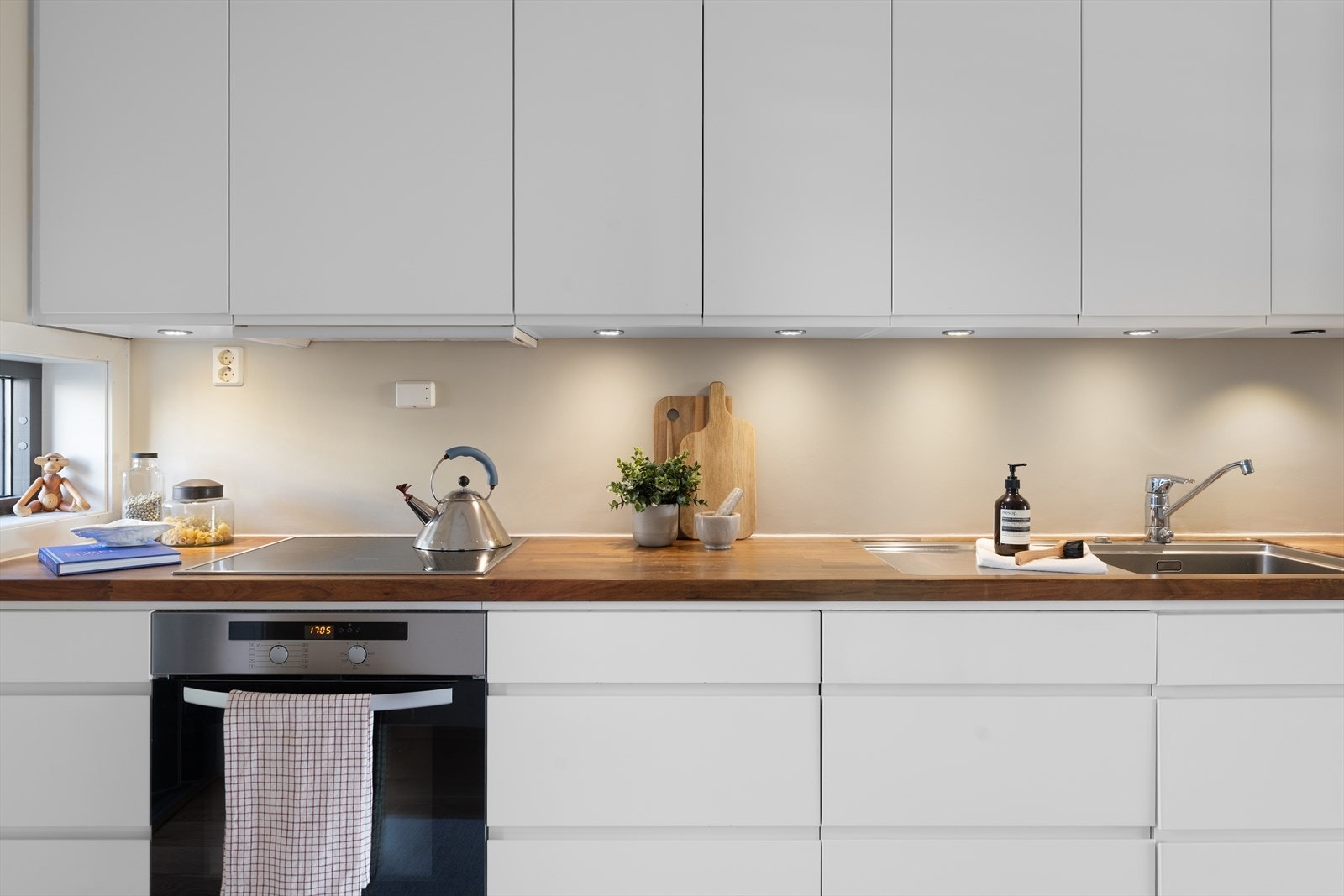 Også rikelig med lagringsplass i skuffer og skap Galleribilde