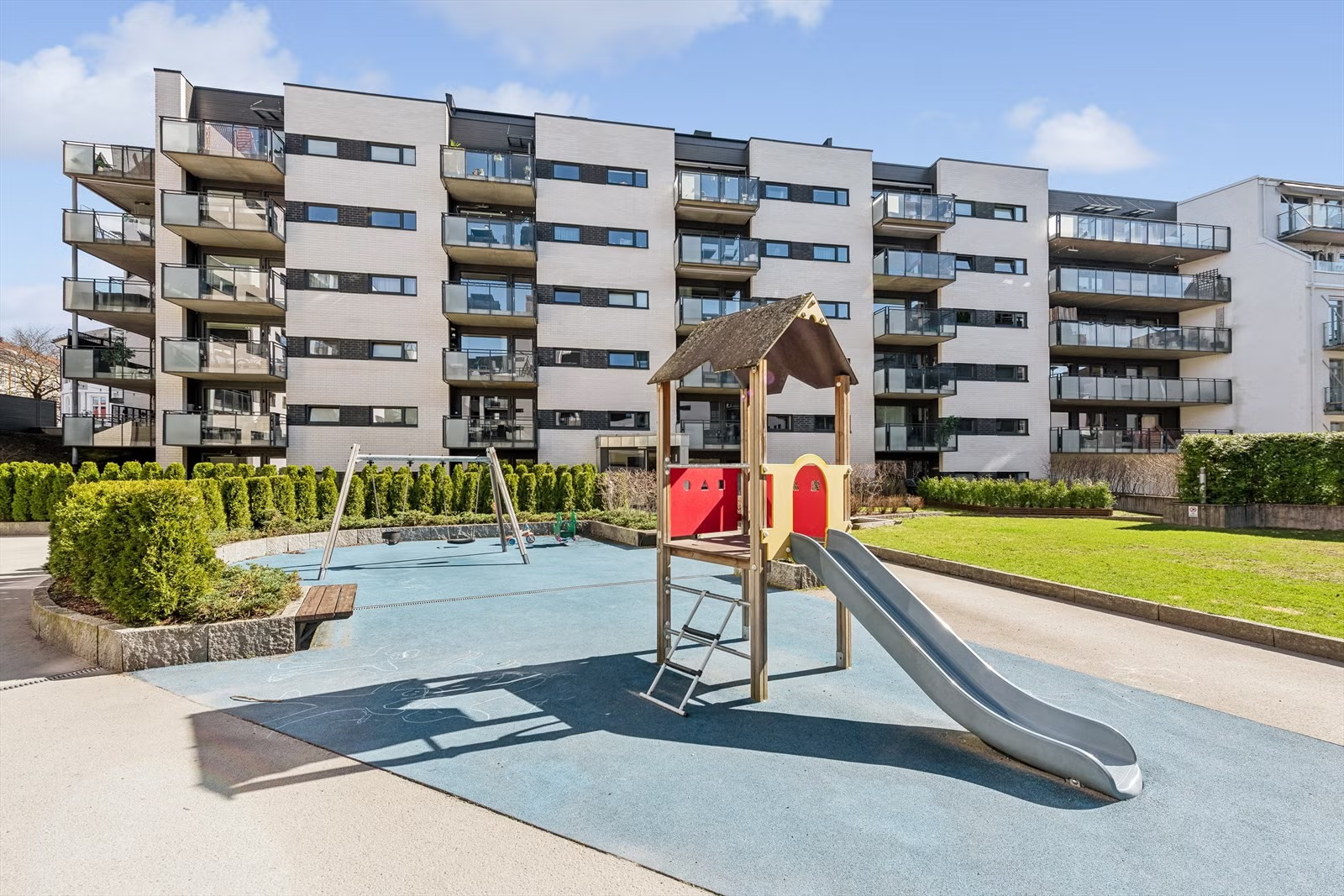 Fin lekeplass for de små i skjermede omgivelser Galleribilde