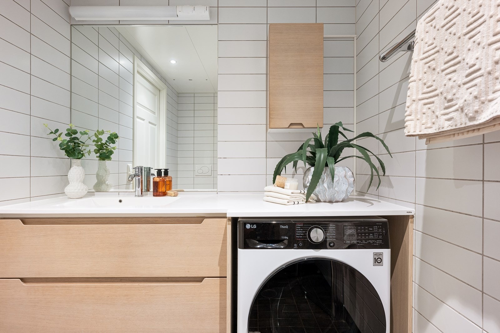 Vaskemaskinen er praktisk plassert under den plassbygde baderomsbenken Galleribilde