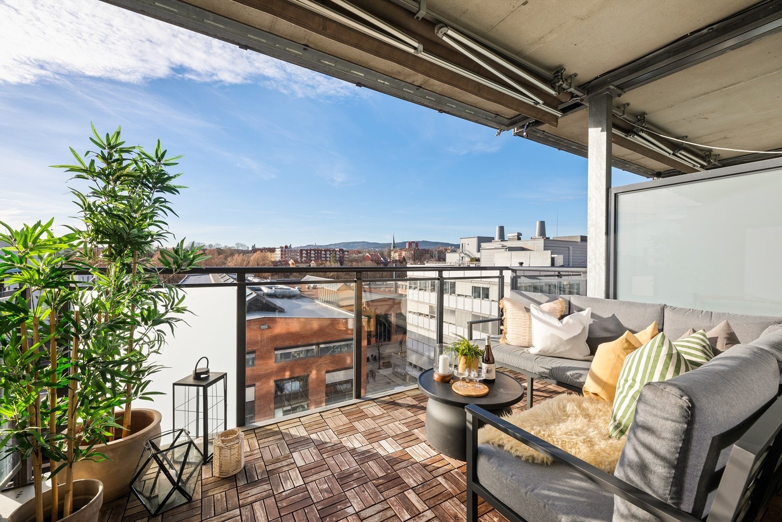 Fra stuen er det adkomst til en romslig, vestvendt balkong på ca. 9 m² som ligger badet i sol fra tidlig ettermiddag og helt til solnedgang Galleribilde