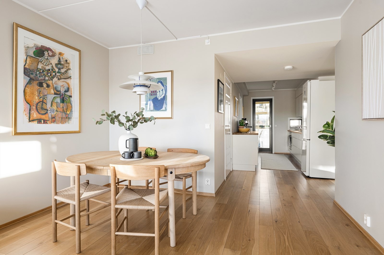 Stuen er malt opp i en delikat sandtone som harmonerer utmerket mot de elegante gulvflatene bestående av moderne enstavs parkett Galleribilde