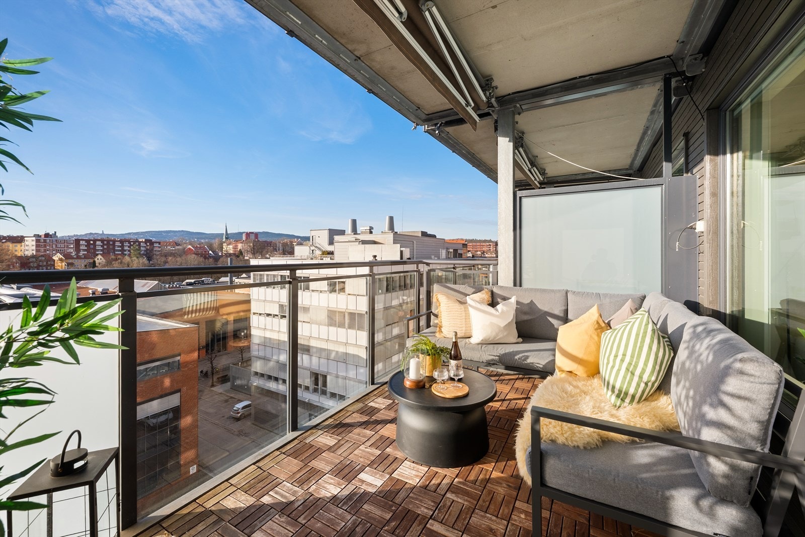 Her 'får' man en helt fantastisk leilighet med topp standard, samt to herlige og solfylte balkonger i en av Torshovs mest ettertraktede gårder! Galleribilde