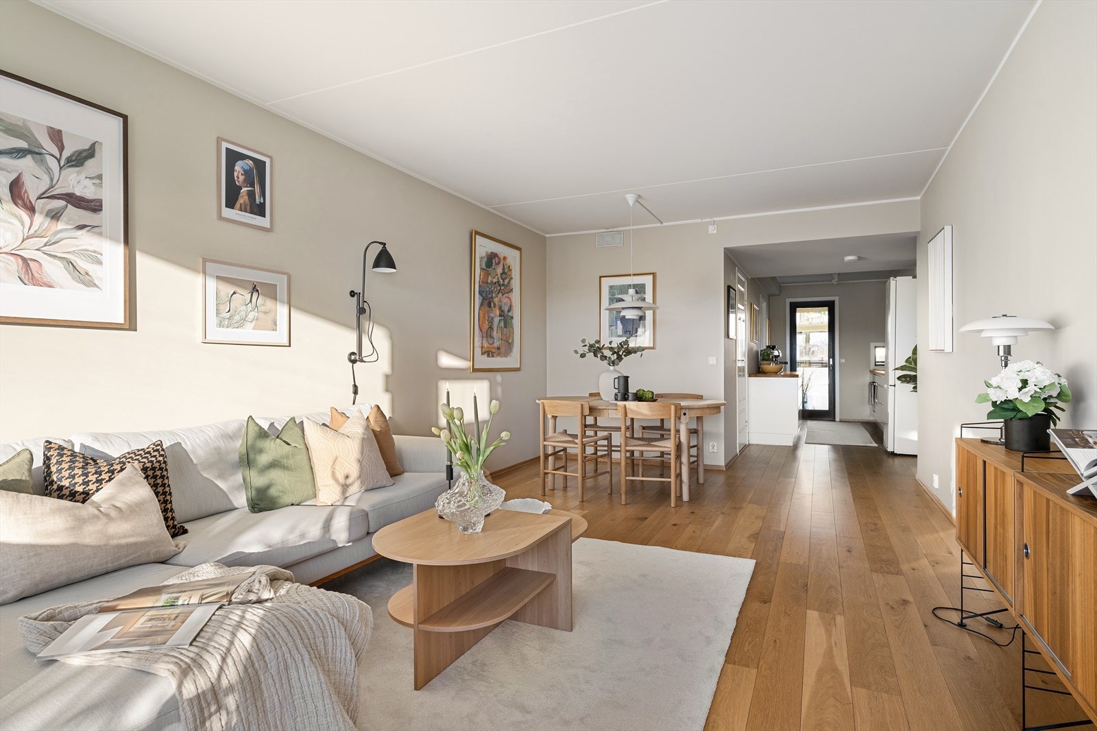 Den store og sosiale stuen kan enkelt deles opp i soner, med spisestue hvor man kan møblere med stort spisestuebord, samt en hyggelig stuedel hvor det kan møbleres med stor sofaseksjon med tilhørende møblement Galleribilde