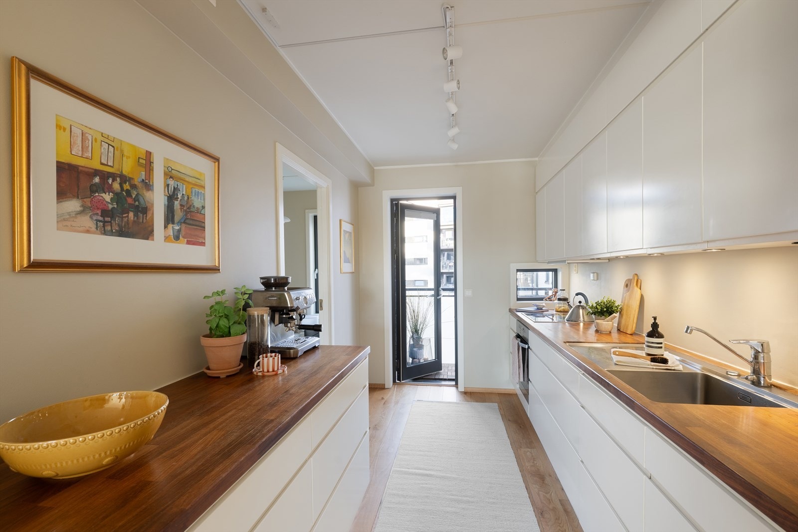 I åpen løsning, samtidig tilbaketrukket fra den store stuen, har man et utsøkt og velutstyrt kvalitetskjøkken fra Drømmekjøkkenet Galleribilde