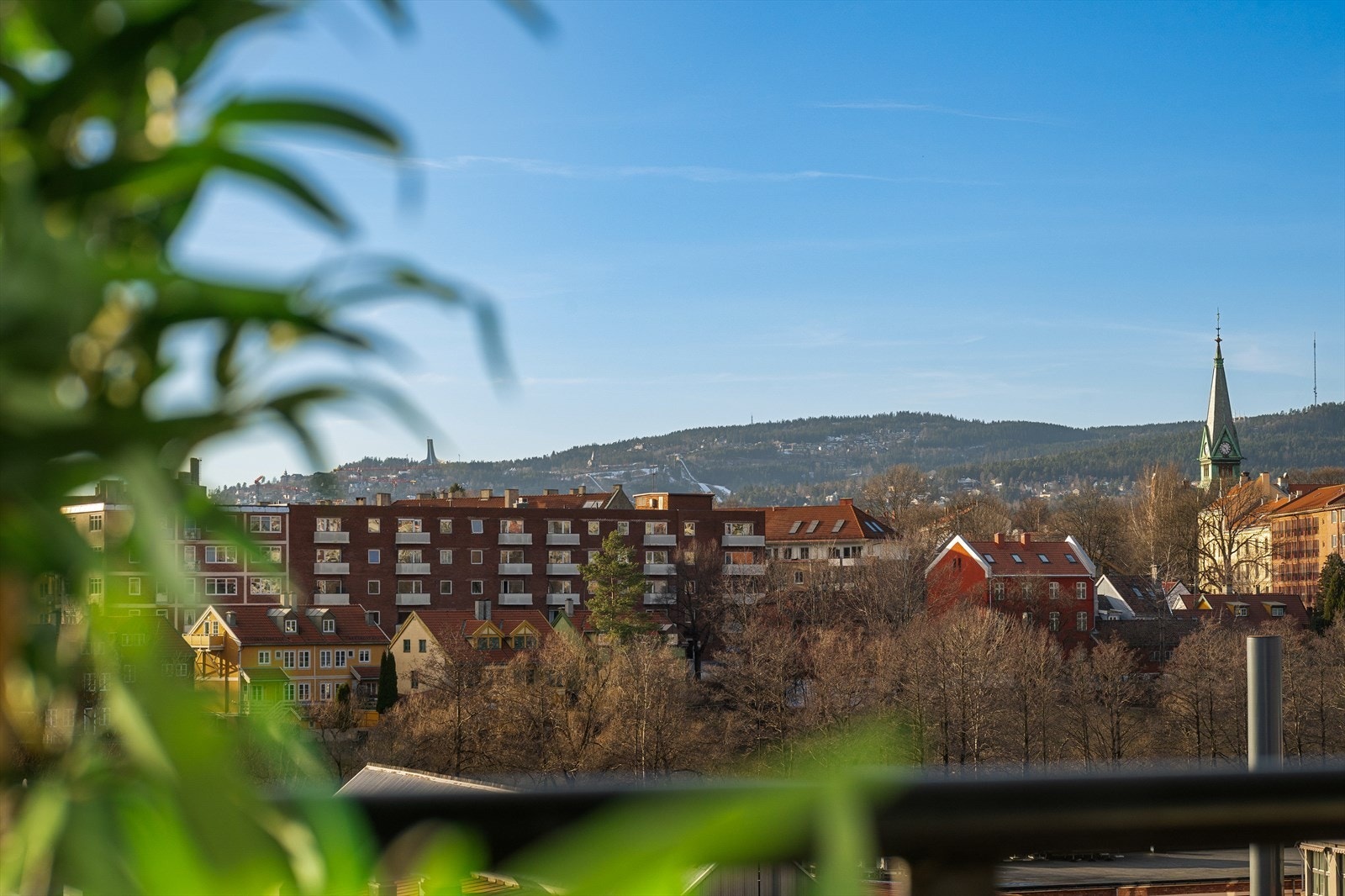 Den vestvendte balkongen ligger badet i sol fra tidlig ettermiddag og helt til solnedgang - oppleves som en forlengelse av stuen på varme sommerdager Galleribilde