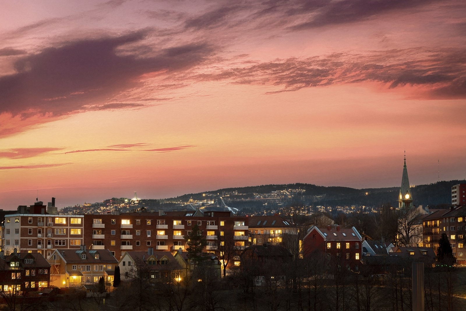 Her får man en unik ramme rundt kveldene, med eksepsjonell utsikt, samt magisk fargespill på kveldshimmelen mens solen senker seg bak Holmenkollåsen Galleribilde