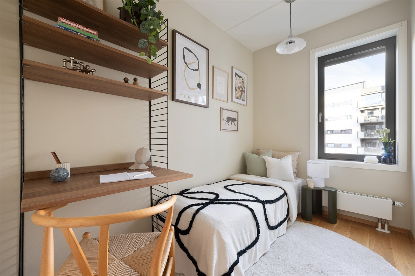 Lyst og romslig barne-/gjesteværelse, som enkelt kan møbleres etter eget ønske - også vendt inn mot bakgårdens rolige omgivelser Galleribilde