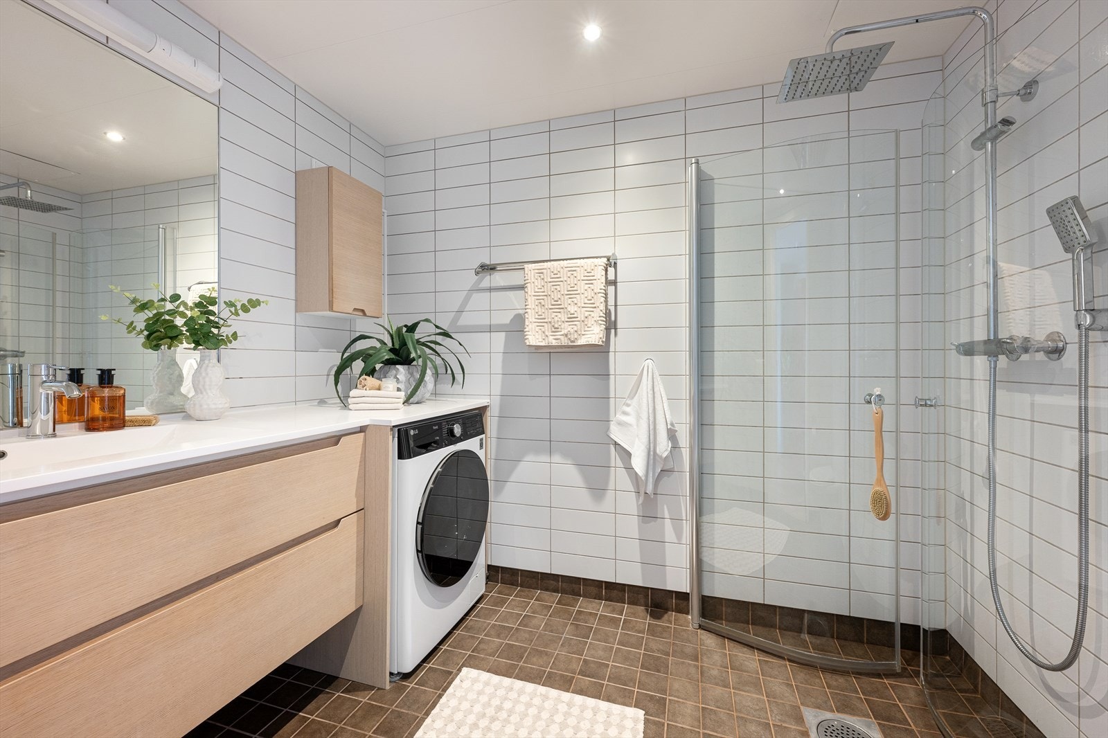 Stilrent og moderne baderom av god størrelse, med lun gulvvarme som skaper en behagelig atmosfære Galleribilde