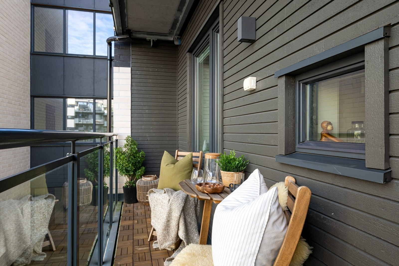 Østvendt balkong på ca. 5m², som ligger godt skjermet inn mot den fine bakgården Galleribilde