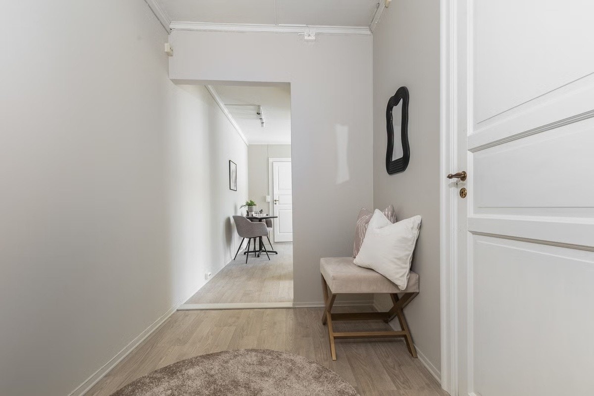 Romslig gang - satt inn ny kommode og skjenk. Galleribilde