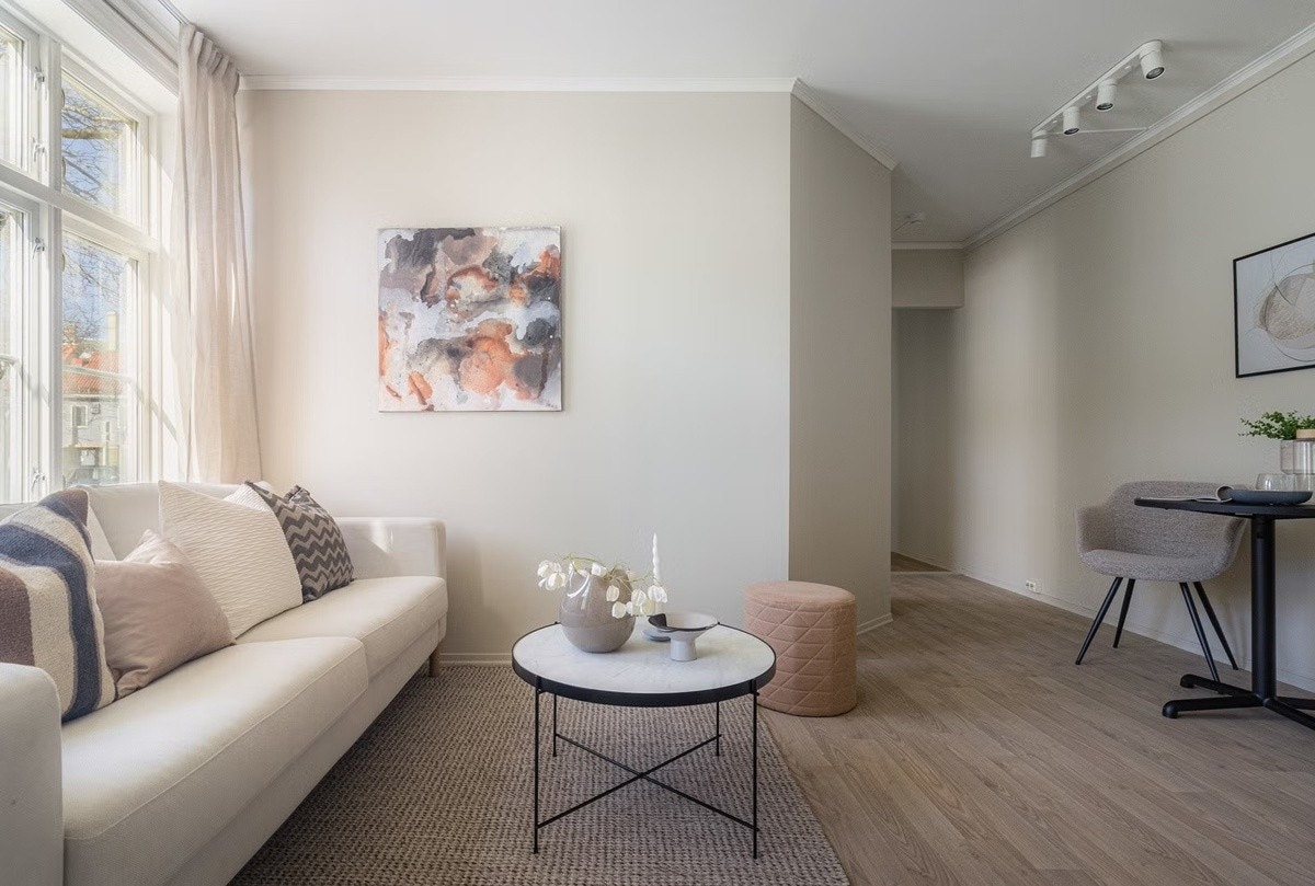 TV montert på veggen ved siden av sofaen. Galleribilde