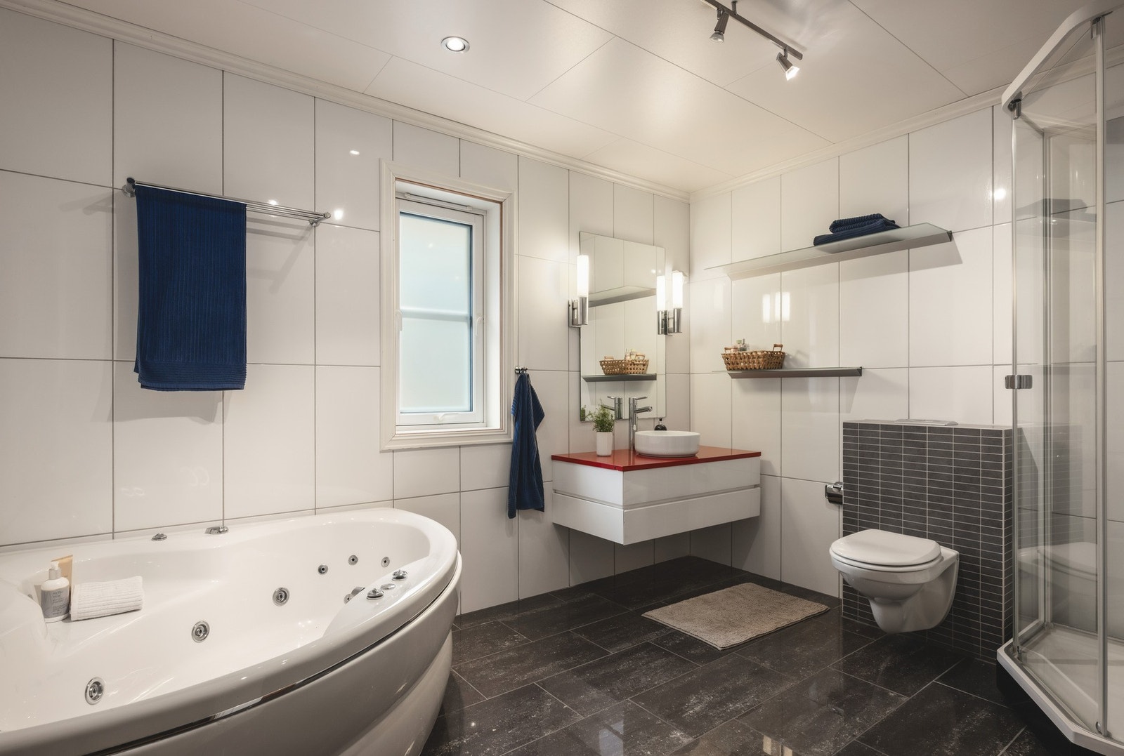 Romslig bad i 1.etasje Galleribilde