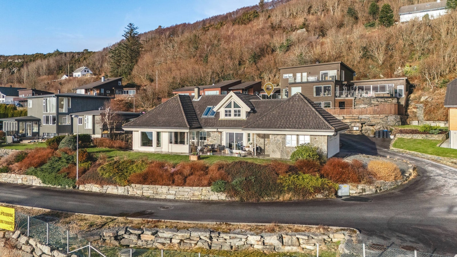 Enebolig med pent opparbeidet tomt i endegate Galleribilde