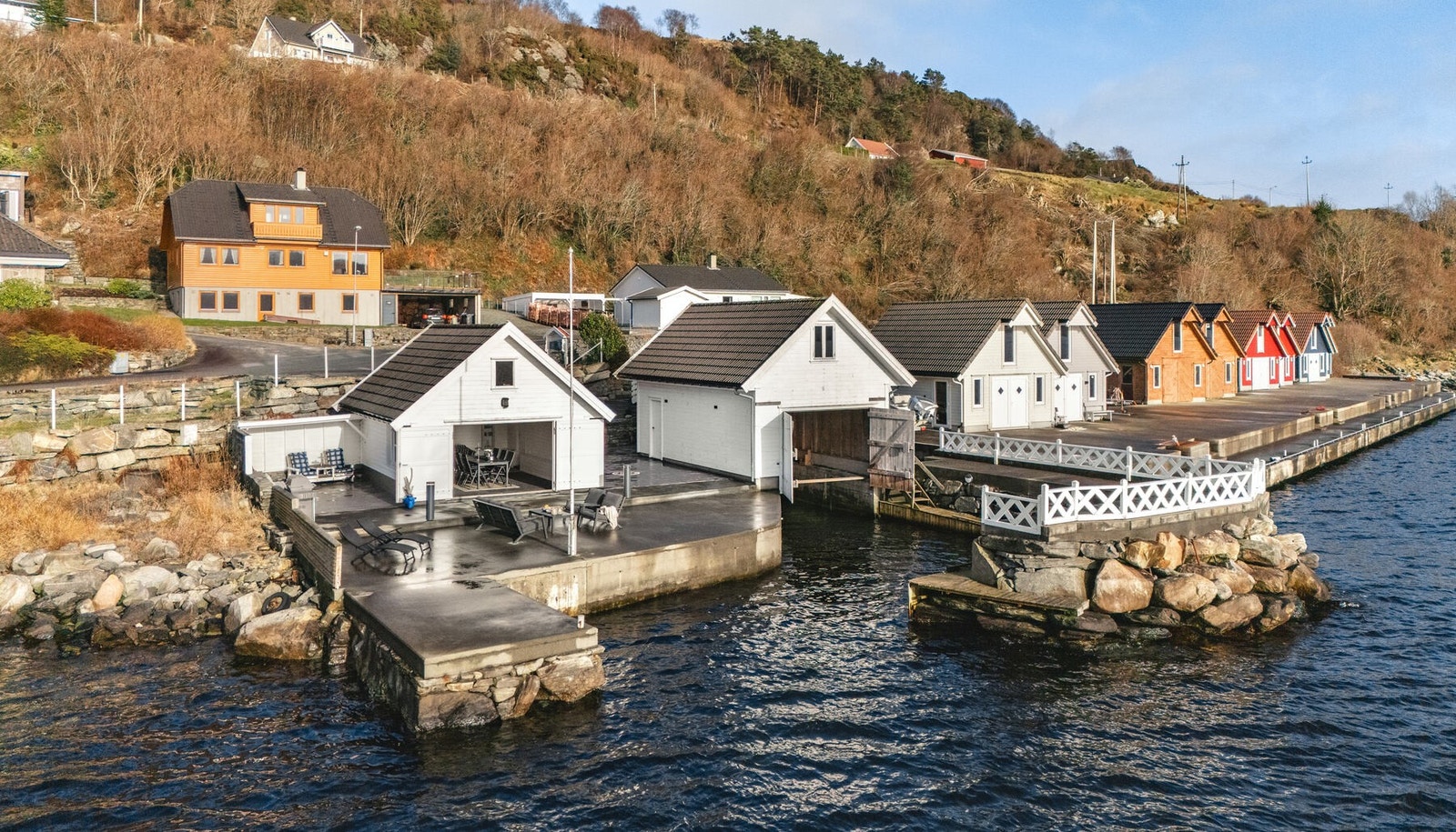 Båtgarasje mot sør og isolert naust mot nord like nedenfor boligen Galleribilde