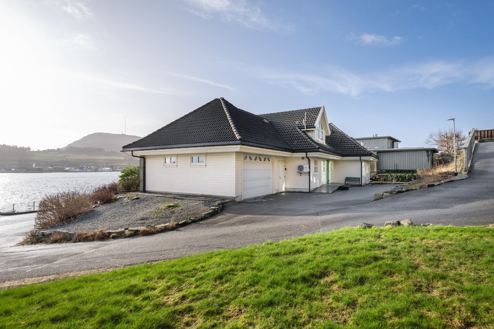 God garasje og gårdsplass til flere biler Galleribilde