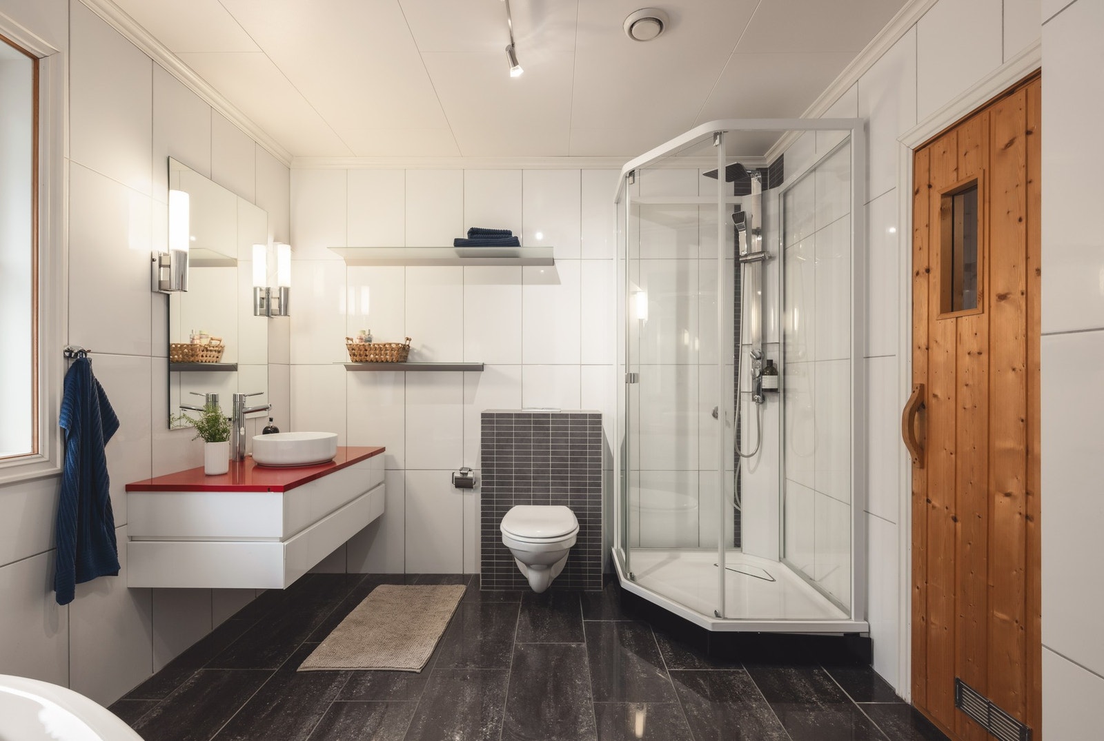 Badet har både badekar, dusj og badstue Galleribilde