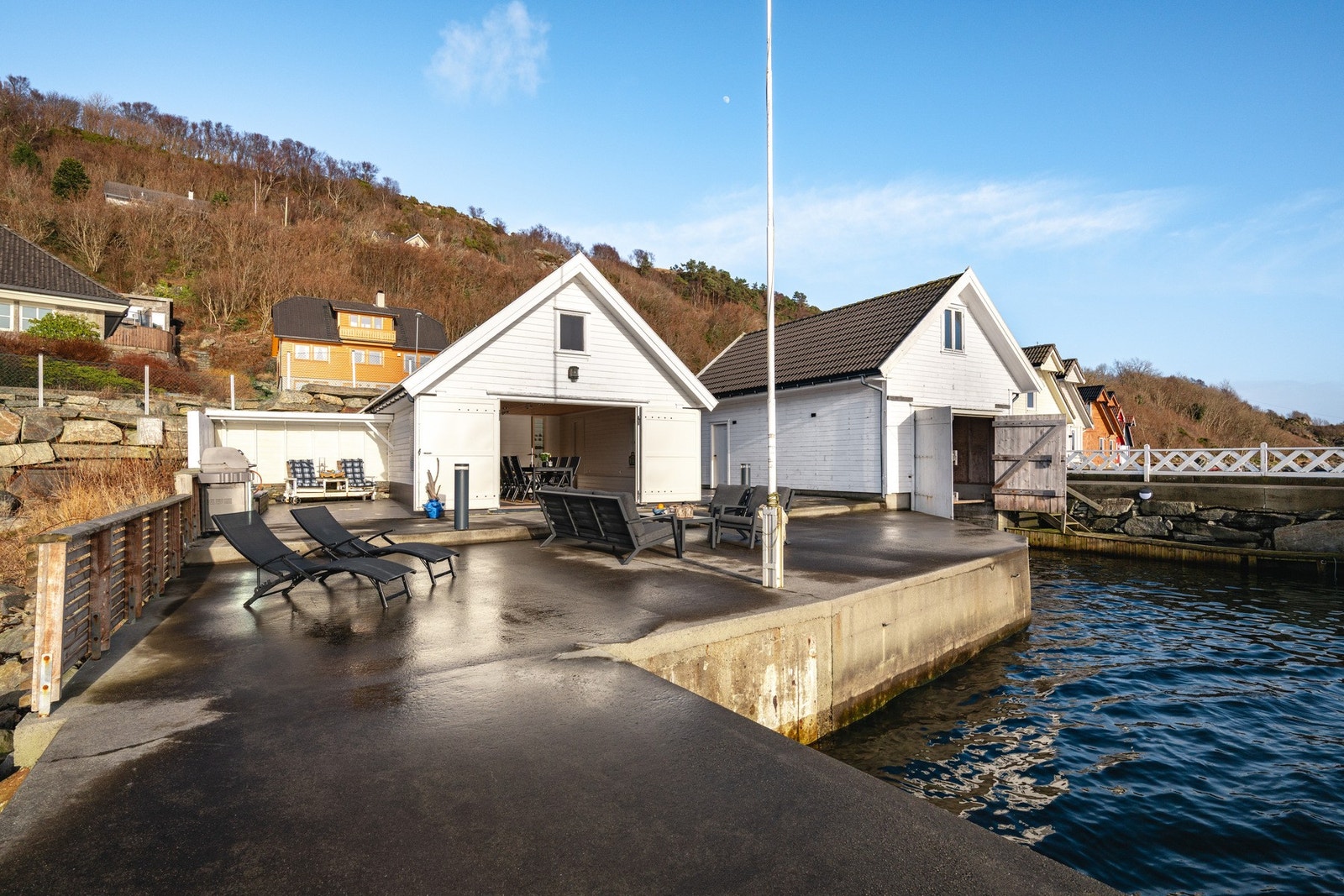 Strøm innlagt i begge naustene. God utebelysning Galleribilde