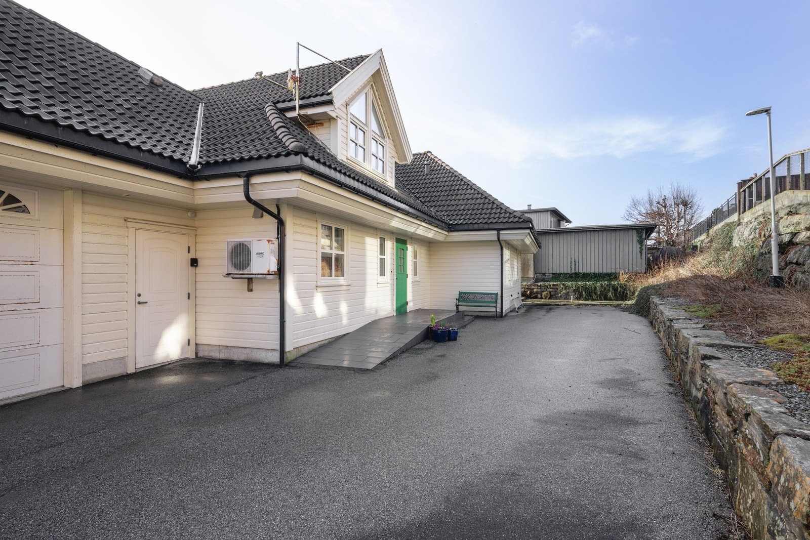 Stor 1,5 bils garasje. Det er plass til 4 biler i gårdsrommet Galleribilde