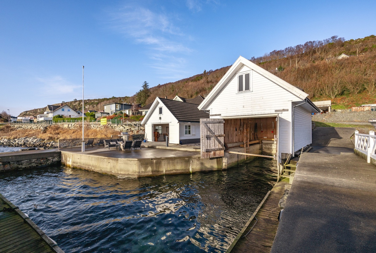 Båtgarasje med elektriske vinsjer som enkelt tar opp båten Galleribilde