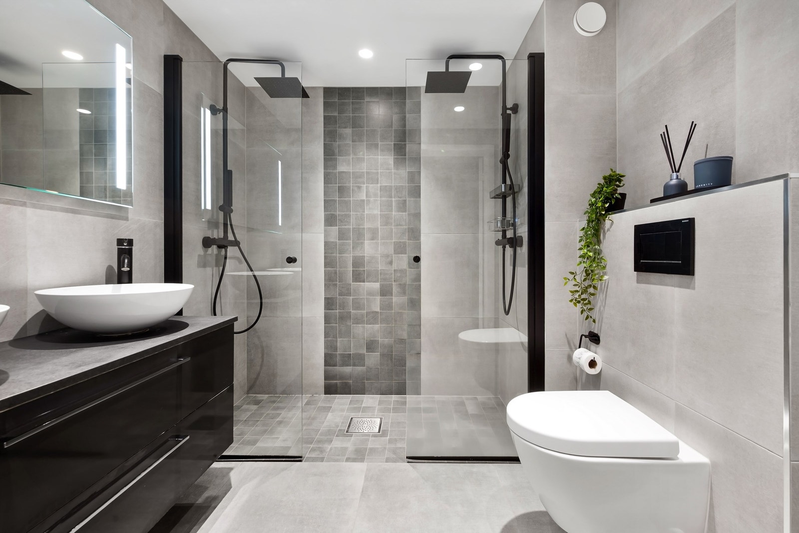 Dobbel regnfallsdusj med svingbare glassdører. Vegghengt toalett. Galleribilde