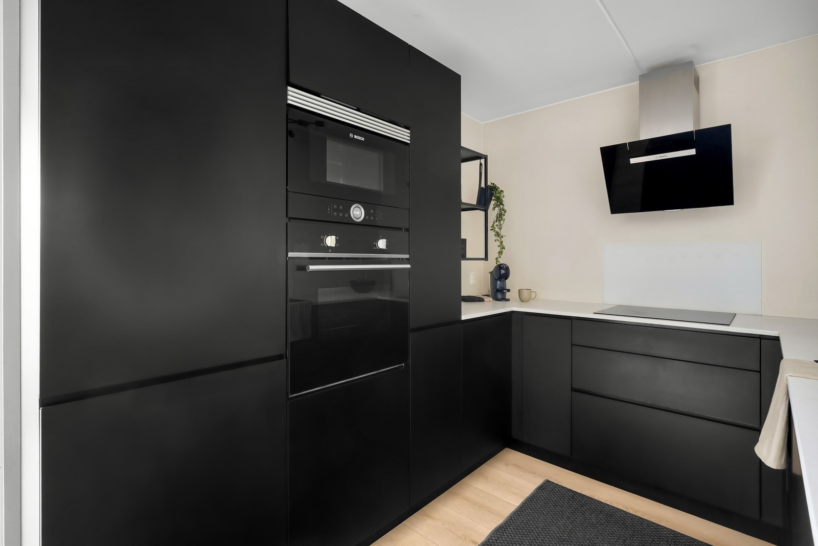 Kjøkkenet er utstyrt med integrert stekeovn, mikrobølgeovn, platetopp, kjøl-/fryseskap og oppvaskmaskin. Galleribilde