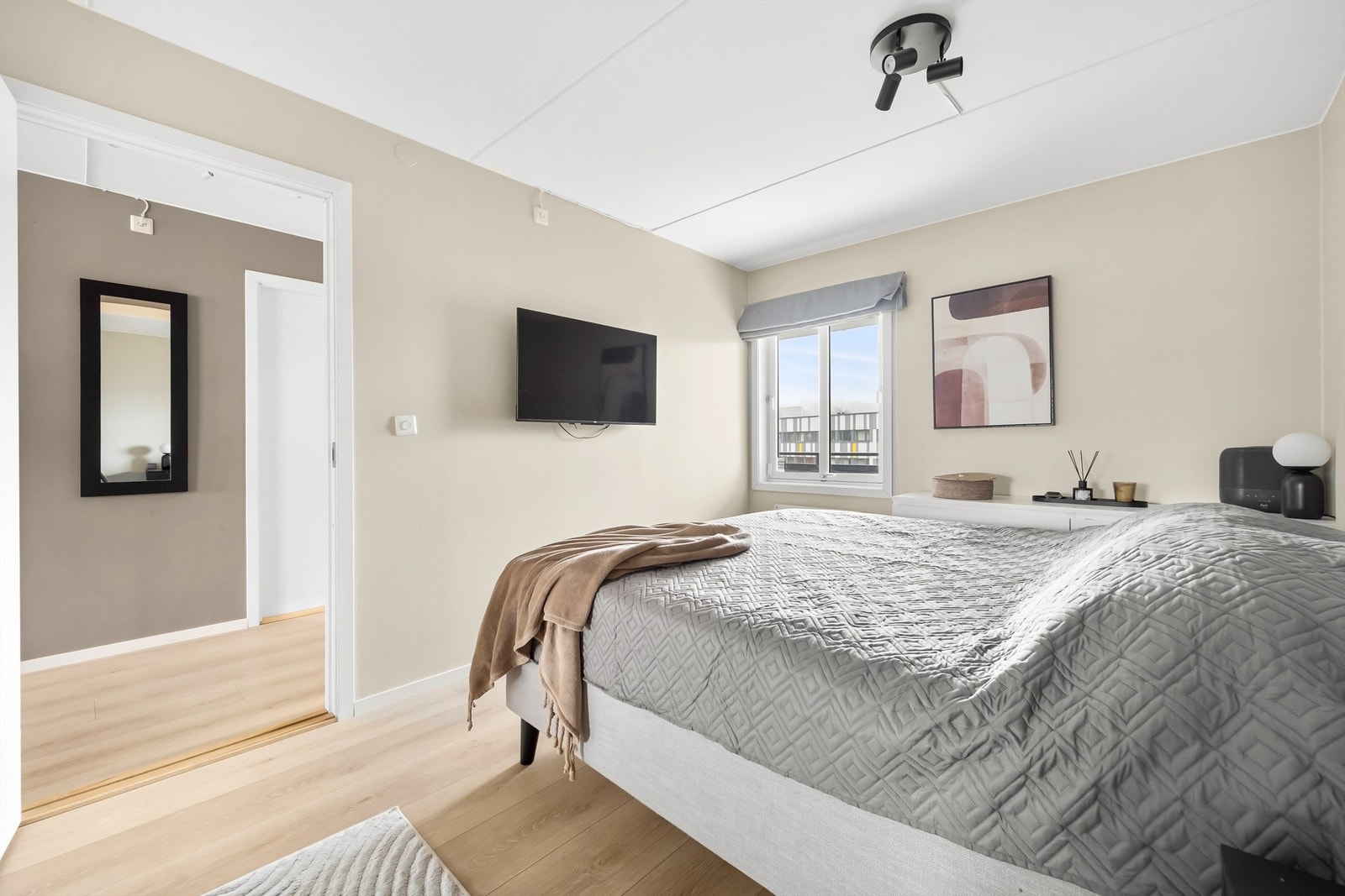 Leiligheten er malt i tidsriktige og moderne farger. Galleribilde