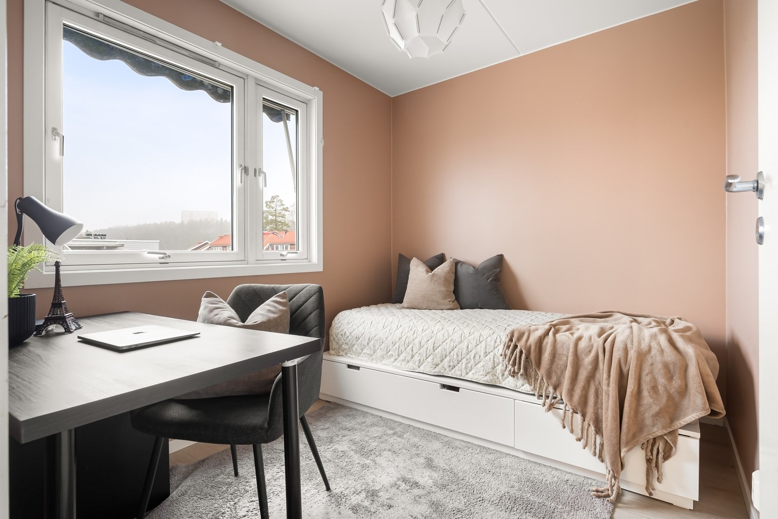 Det tredje soverommet er lyst og innbydende, med plass til seng og skrivebord. Galleribilde