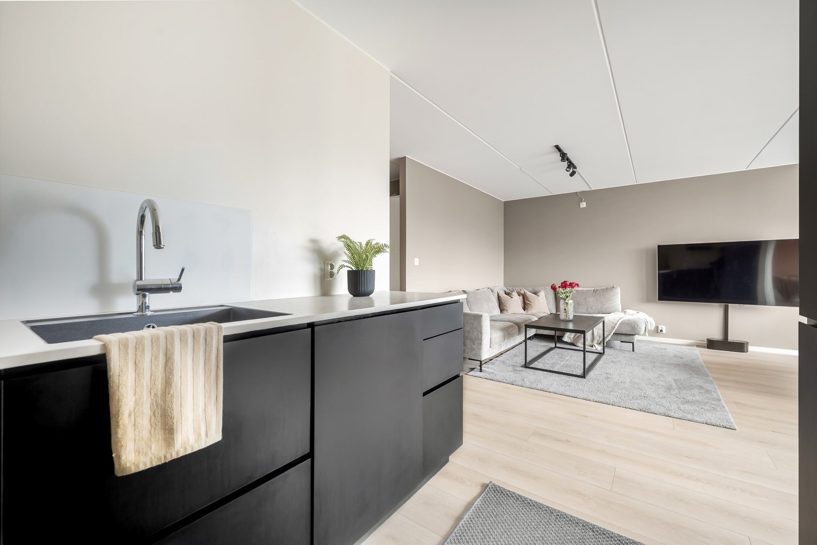 Kjøkkenet er praktisk plassert i en egen sone i tilknytning til stuen. Galleribilde