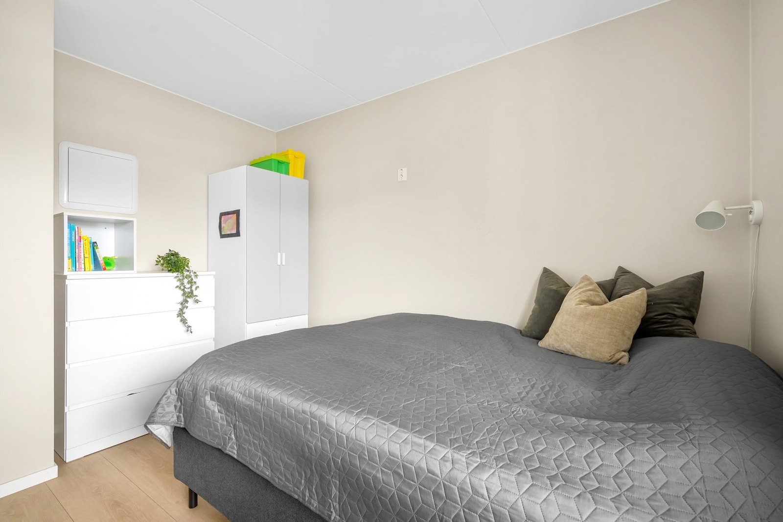 Rommet har plass til seng og oppbevaringsmøbler. Galleribilde