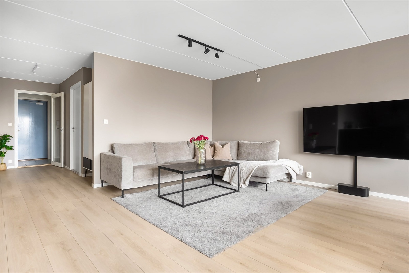 Den sosiale sonen er lett å møblere og har en takhøyde på 2,42 meter. Galleribilde