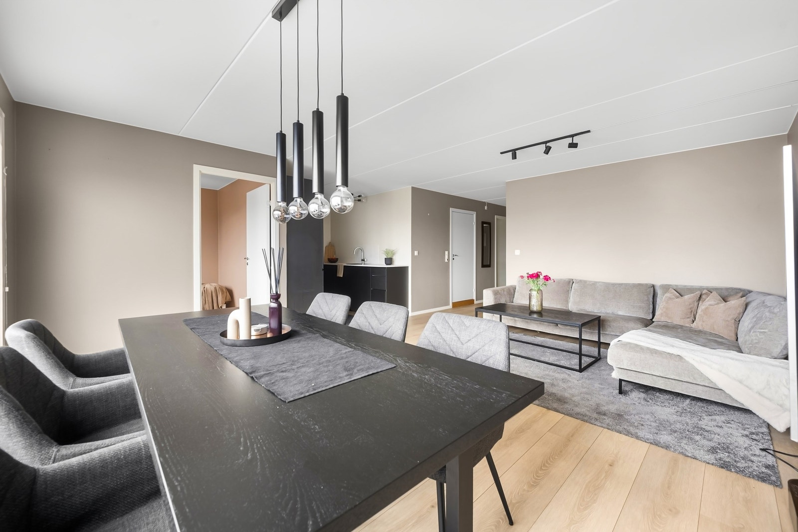 Den åpne løsningen skaper en god flyt mellom leilighetens sosiale soner. Galleribilde