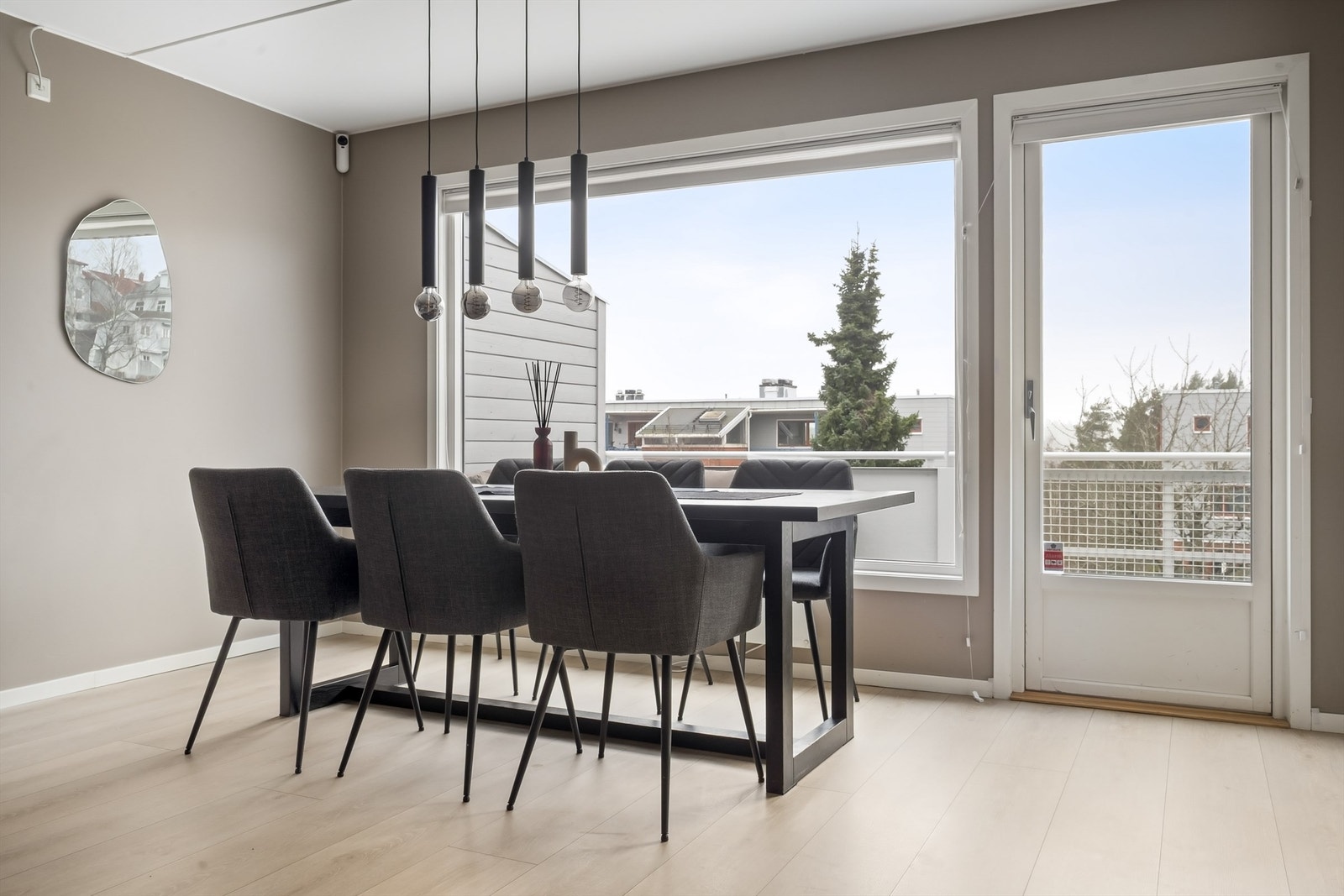 Spiseplassen er naturlig plassert ved vinduet, med direkte utgang til balkongen. Galleribilde