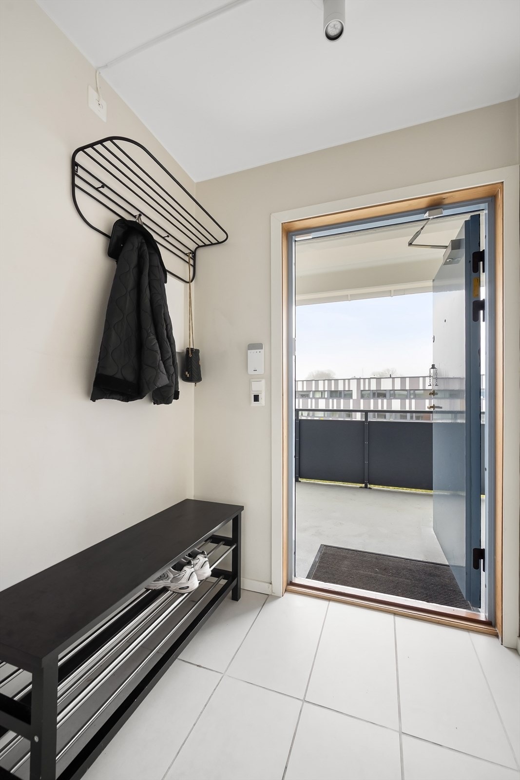 Entréen har flislagt gulv og plass til oppbevaring av yttertøy og sko. Galleribilde