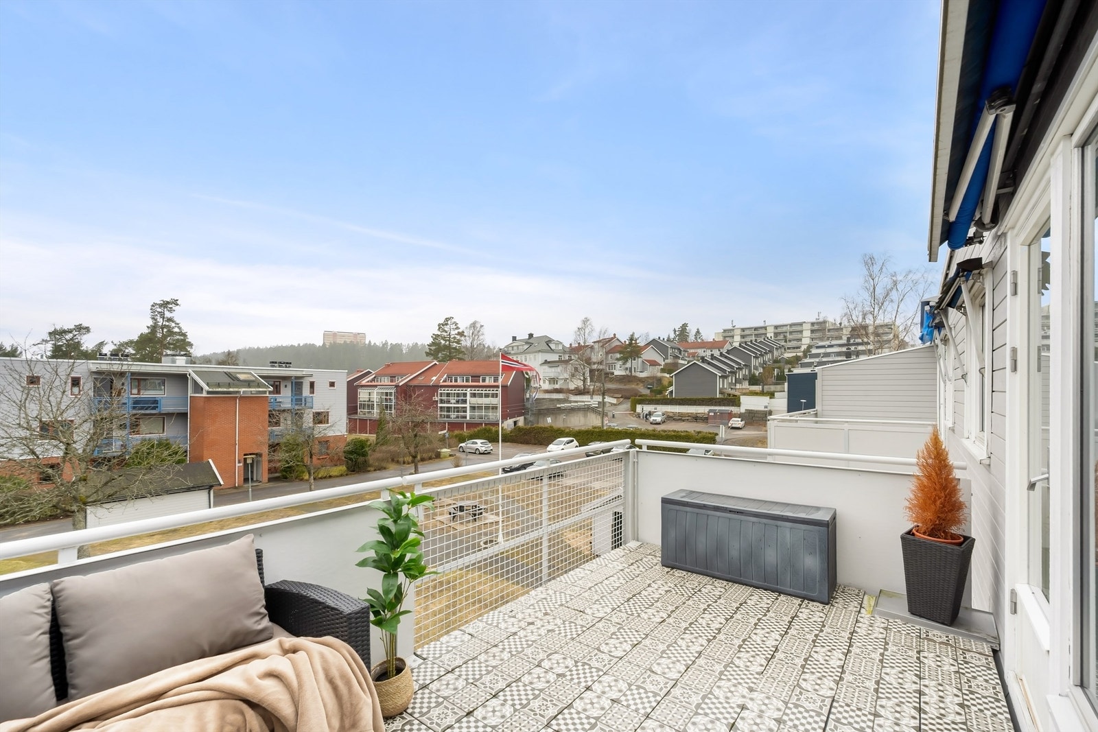 Balkongen fungerer som en forlengelse av stuen i sommerhalvåret, med utsyn over nærområdet. Galleribilde