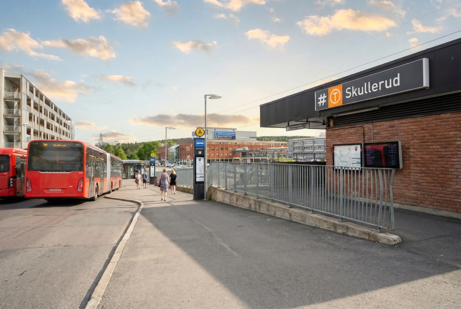 Kort vei til Skullerud T-bane (linje 3) som tar deg til Oslo sentrum på ca. 22 minutter. Flere bussforbindelser fra samme sted. Galleribilde