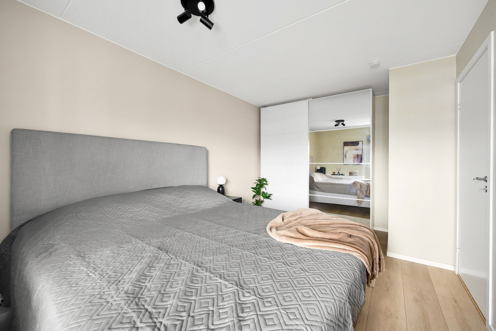 En stor skyvedørsgarderobe gir rikelig med oppbevaringsplass. Galleribilde