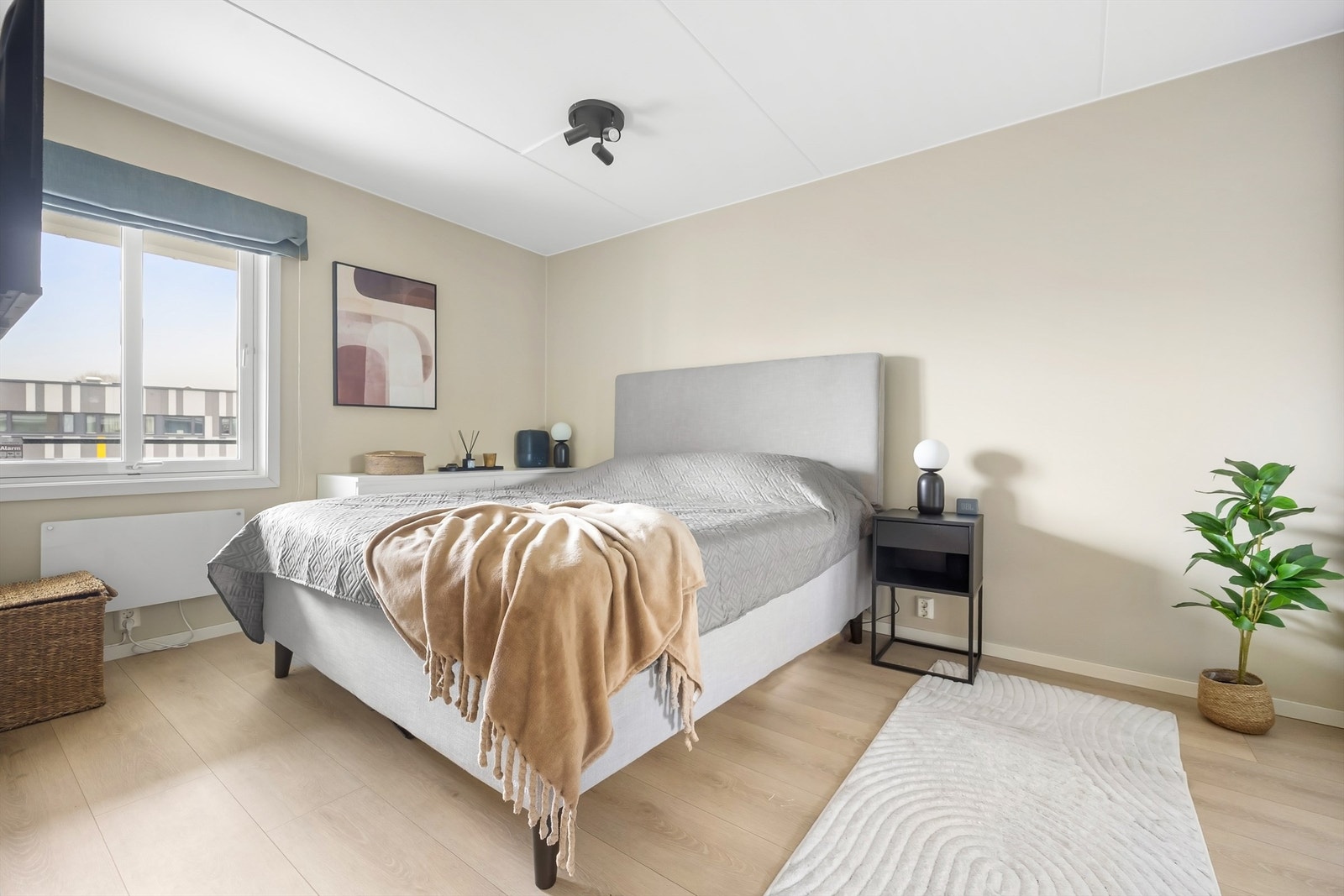 Hovedsoverommet har god plass til dobbeltseng og garderobeløsning. Galleribilde