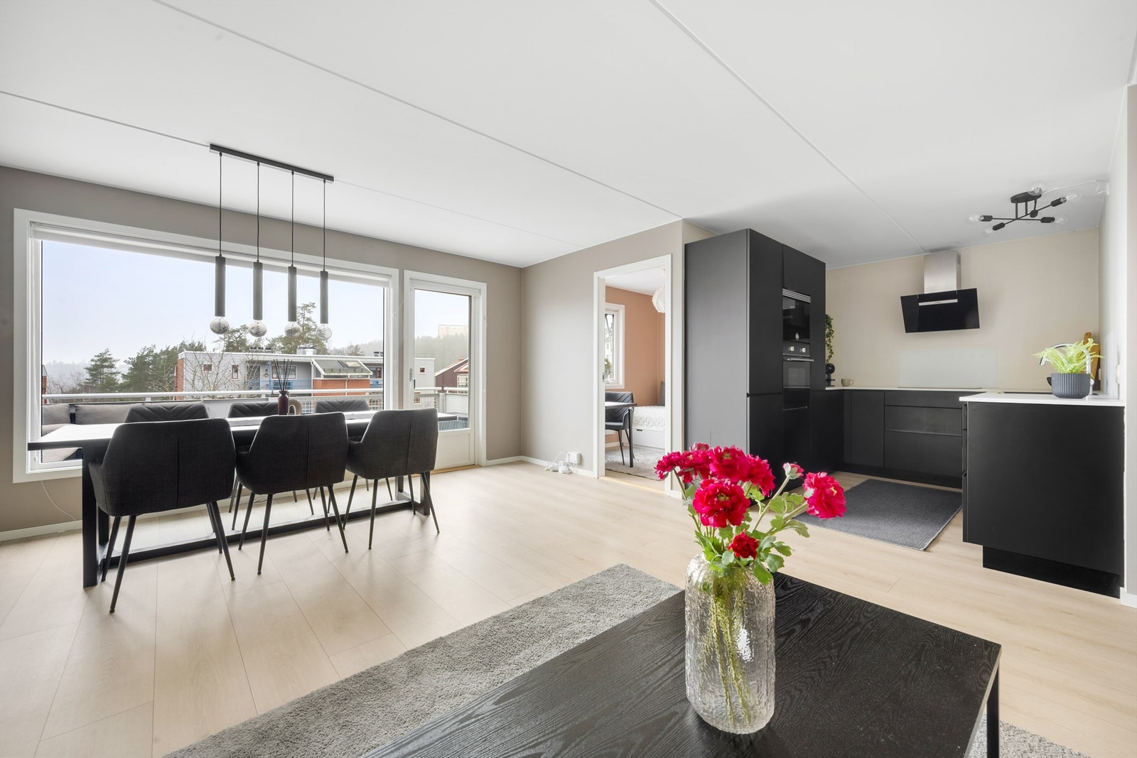 Charlotte Lunde v/Krogsveen har gleden av å presentere en lys og stilren 4-romsleilighet med gjennomgående planløsning og luftig romfølelse. Galleribilde