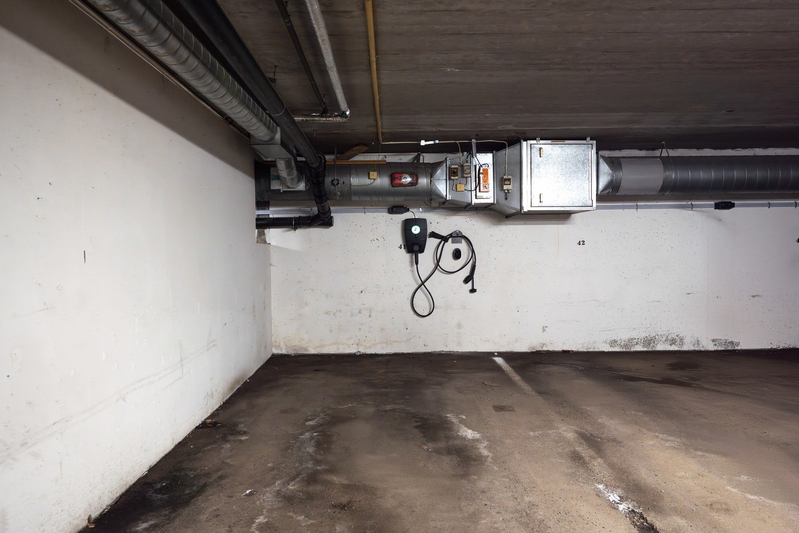 Det medfølger en egen garasjeplass med elbillader. Galleribilde