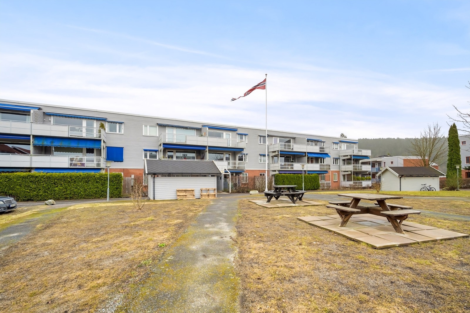 Sameiets tomt er pent opparbeidet med grøntareal, diverse beplantning og sittegrupper. Galleribilde