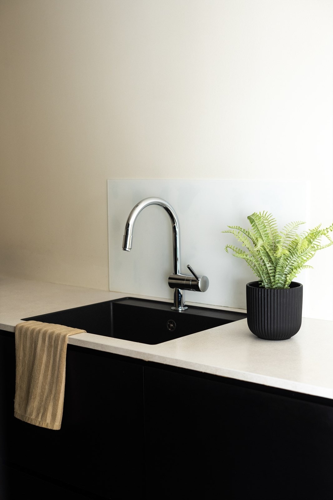 Innredningen har en laminat benkeplate med nedfelt vask. Galleribilde