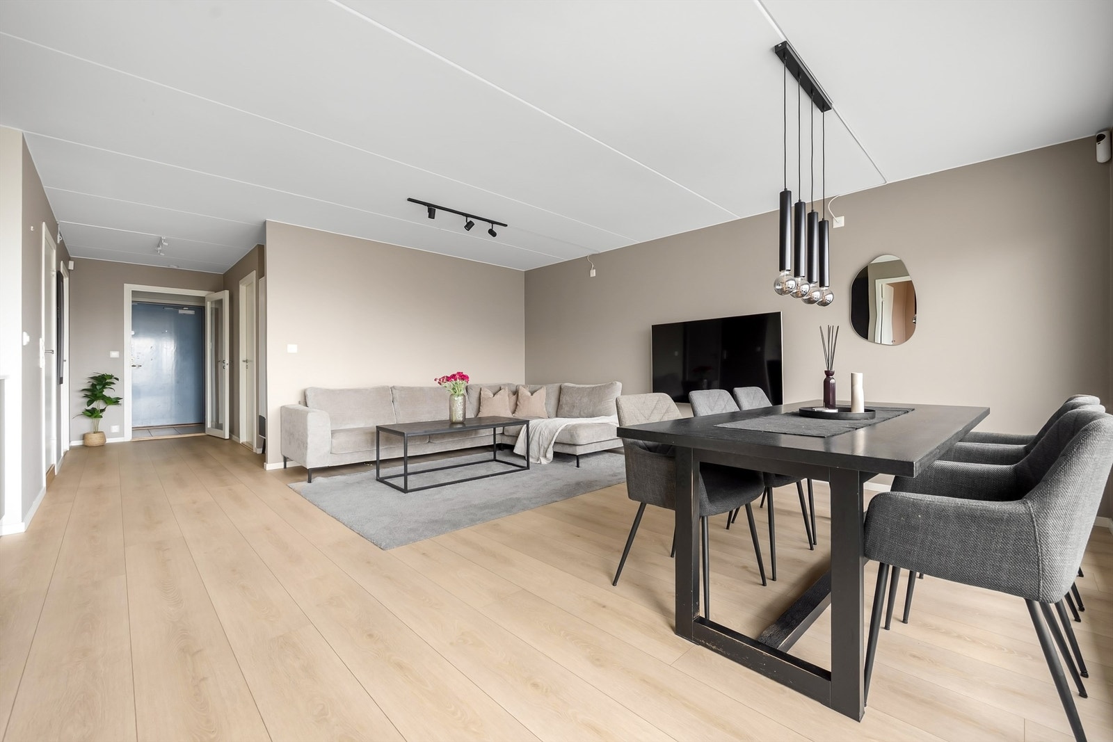 Stuen er et lyst og åpent rom med god plass til både sofagruppe og spisebord. Gulvet er belagt med laminat. Galleribilde