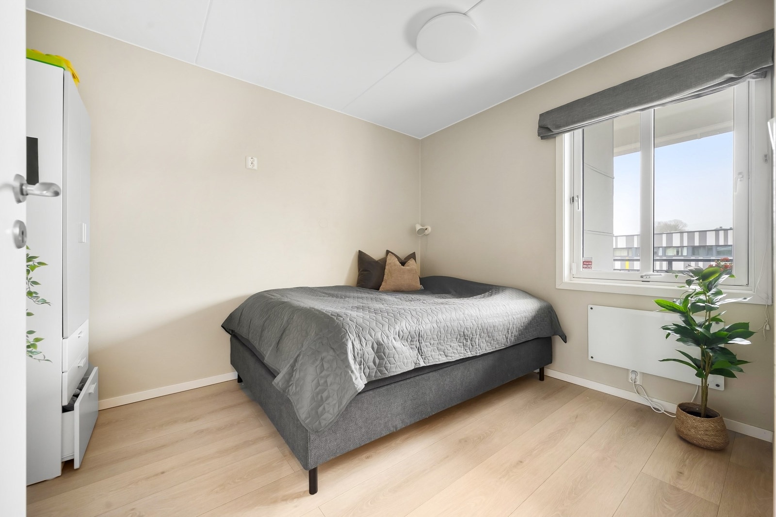 Leiligheten har tre soverom av god størrelse. Dette rommet egner seg godt som barnerom, gjesterom eller kontor. Galleribilde