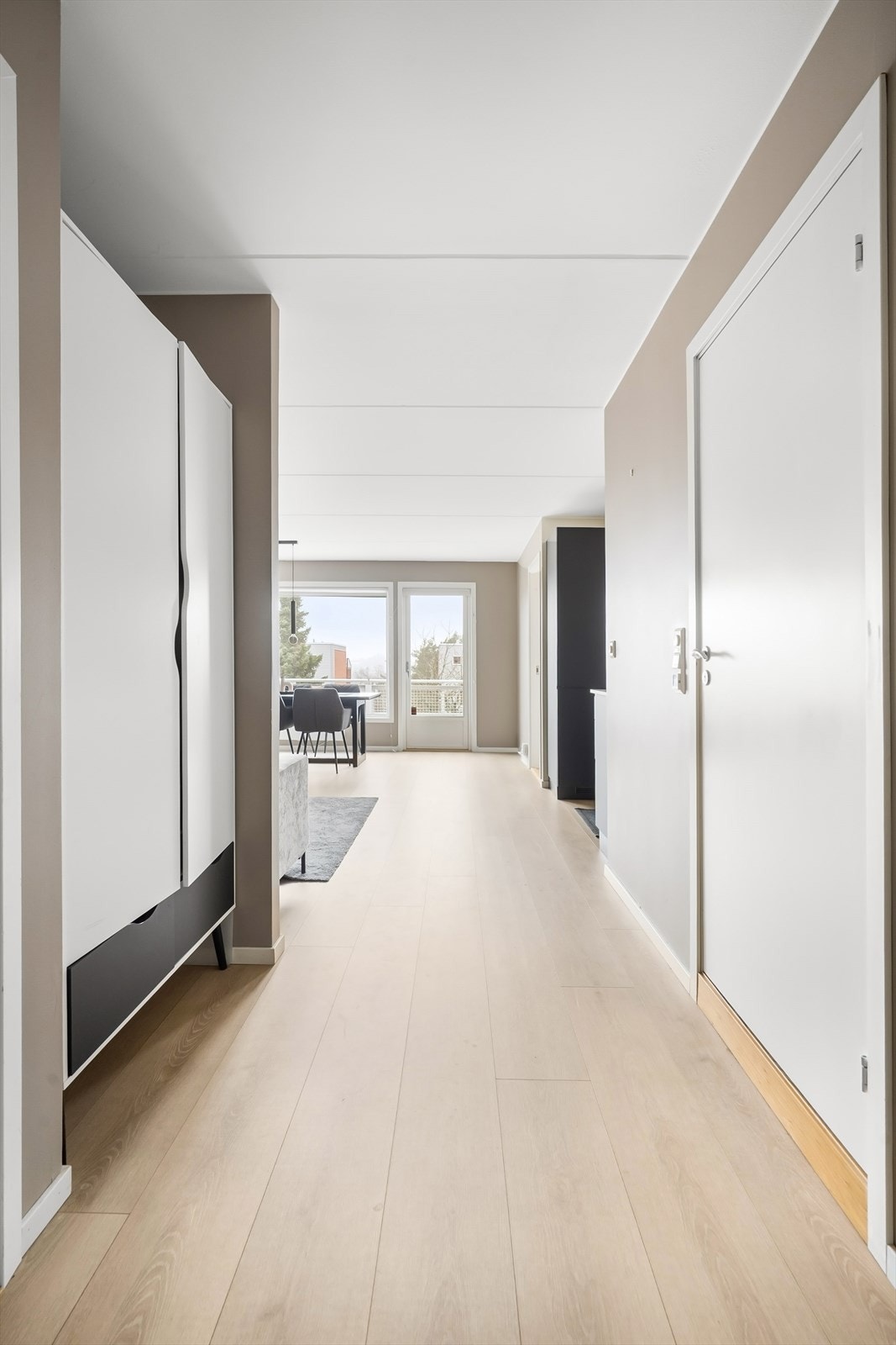 Leiligheten er gjennomgående som bidrar til godt med naturlig lys. Galleribilde