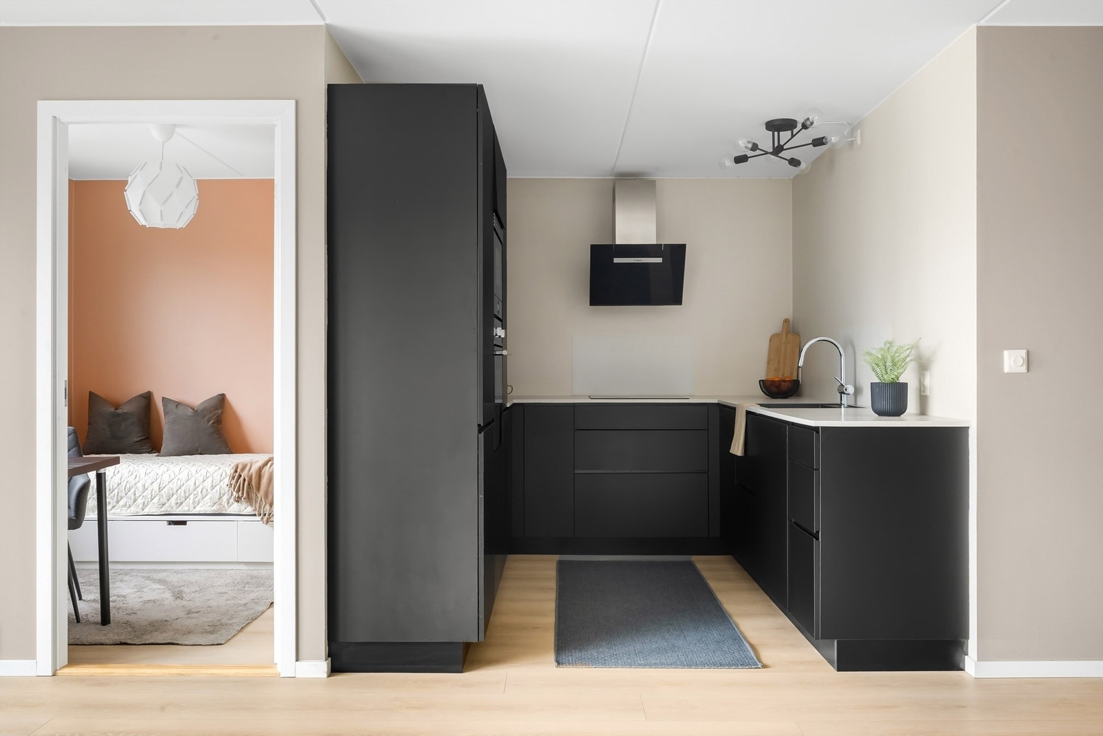 En funksjonell U-form gir rikelig med skap- og benkeplass. Galleribilde